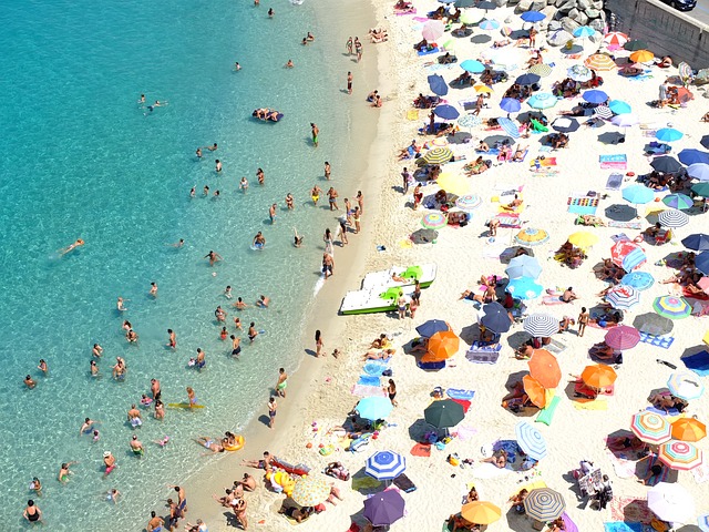 Pláž plná turistov na severe Talianska v Kalábrii