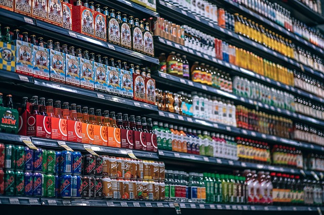 Regál s nápojmi v regáli v supermarkete.jpg